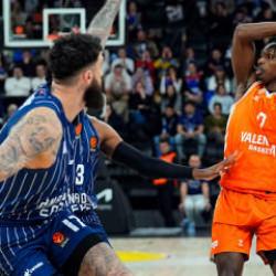 Anadolu Efes İspanyolları 107 sayıyla yıktı