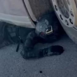 Tırın altında kalan motosiklet s&uuml;r&uuml;c&uuml;s&uuml;n&uuml;n mucize kurtuluşu