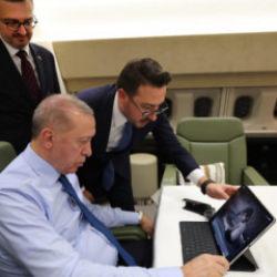 Erdoğan, AA&rsquo;nın 2025&rsquo;e damga vuran fotoğraflarını inceledi! 4 fotoğrafa oy verdi