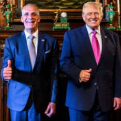 Se&ccedil;imi kazanan Filistin k&ouml;kenli devlet başkanı Trump'la g&ouml;r&uuml;şt&uuml;! Tarihe ge&ccedil;en ziyaret