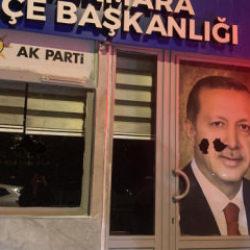 AK Parti İl&ccedil;e Başkanlığı binasına saldırı!