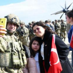 Almanya'da NATO tatbikatına katılacak Mehmet&ccedil;ikleri, aileleri uğurladı
