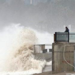 Antalya'da define avcıları dev dalgaların d&ouml;vd&uuml;ğ&uuml; sahilde mesai yaptı