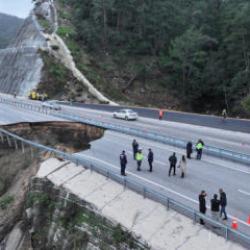 Antalya'da Kumluca-Kemer kara yolu g&ouml;&ccedil;&uuml;k ve heyelan nedeniyle kısmen ulaşıma kapatıldı