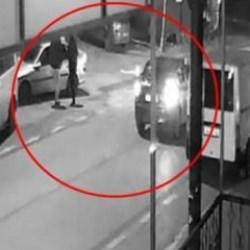 Ara&ccedil;larına binerken kurşun yağmuruna tutuldular: Saldırı anı kamerada