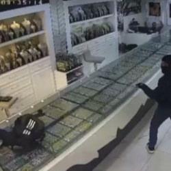 Batman'da maskeli soygun dehşeti: Kuyumcular kepenk kapatıp valiliğe y&uuml;r&uuml;d&uuml;