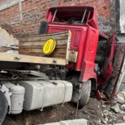 Beşiktaş'ta faciaya ramak kala: TIR binaya &ccedil;arptı!