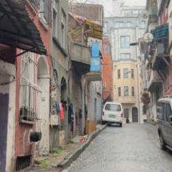  Beyoğlu'nda 6 aylık bebek &ouml;ld&uuml;; anne ve bakıcı tutuklandı