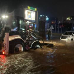Bodrum'da yağış hayatı fel&ccedil; etti: Yollar kapandı, ev ve iş yerlerini su bastı
