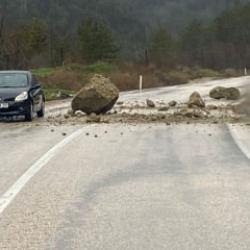 Bolu'da kara yoluna kaya par&ccedil;aları d&uuml;şt&uuml;