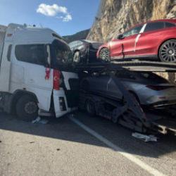 Burdur'da iki tır &ccedil;arpıştı