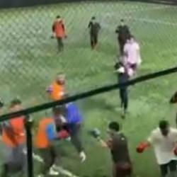 Bursa&rsquo;da boks&ouml;rler halı sahada hem antrenman yaptı hem de top oynadı