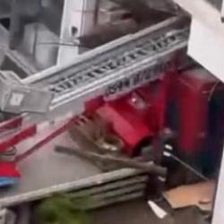 B&uuml;y&uuml;k&ccedil;ekmece'de feci vin&ccedil; kazası: Binaya girdi!