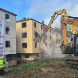 B&uuml;y&uuml;k&ccedil;ekmece'de y&uuml;ksek riskli iki bina yıkıldı