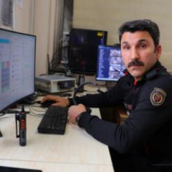 Depremde g&ouml;rev yerini bırakmayan itfaiyeci, binden fazla cana dokundu