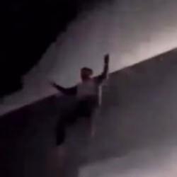 D&uuml;nyaca &uuml;nl&uuml; şarkıcı sahne şovunda &ouml;l&uuml;mle burun buruna geldi..