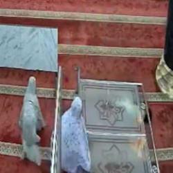 Endonezya'da camide korku dolu anlar: Panel &ccedil;ocuğun &uuml;zerine devrildi