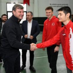 Ertuğrul Sağlam'dan s&uuml;rpriz ziyaret! Atat&uuml;rk'&uuml;n o s&ouml;z&uuml;n&uuml; hatırlattı