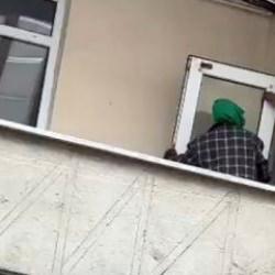 Esenyurt'ta binaya giren 2 kişi kapı ve pencereleri &ccedil;aldı