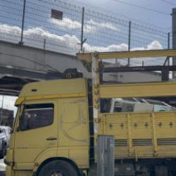 Fatih'te &uuml;st ge&ccedil;ide tır &ccedil;arptı