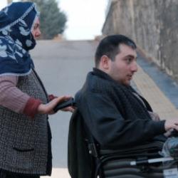 Fedakar anne hayatını adadığı engelli oğlunun eli ayağı oluyor