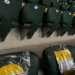 Fenerbah&ccedil;e y&ouml;netiminden taraftarlarına s&uuml;rpriz hediye! Koltuklara bırakıldı