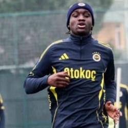 Fenerbah&ccedil;e'nin yeni transferi sahaya indi