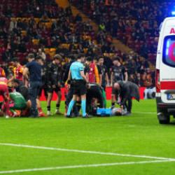 Galatasaray-İstanbulspor ma&ccedil;ında korkutan anlar! Ambulansla hastaneye kaldırıldı