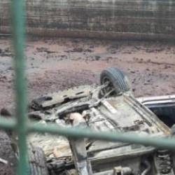 G&ouml;k&ccedil;eada'da yoldan &ccedil;ıkan otomobil fabrikanın bah&ccedil;esine u&ccedil;tu: Yaralılar var!