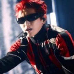 G&uuml;ney Koreli şarkıcı sahneye 3. Lig ekibinin formasıyla &ccedil;ıktı! 