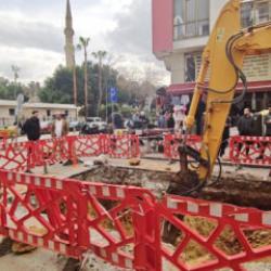 İş&ccedil;iler bulduklarına inanamadı! Antalya'da cami &ouml;n&uuml;nde gizem dolu kazı