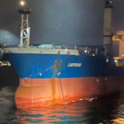 İstanbul Boğazı'nda faciadan d&ouml;n&uuml;ld&uuml;! Kıyıya s&uuml;r&uuml;klenen y&uuml;k gemisi kurtarıldı