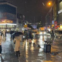 İstanbul'da kar yağışı başladı: Hava sıcaklığı birden d&uuml;şt&uuml;!