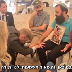 İsve&ccedil;li vekilden tarihe ge&ccedil;ecek skandal: İsrailli adamın &ouml;n&uuml;nde diz &ccedil;&ouml;k&uuml;p ağladı