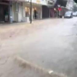 İzmir'de her yağmur sonrası aynı manzara: Cadde dereye d&ouml;nd&uuml;