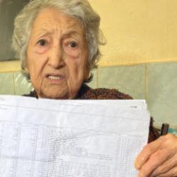 İzmir&rsquo;de kan donduran olay: Torunu yaşlı kadını darp edip evini elinden aldı