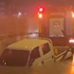 İzmir'de facia! Alt ge&ccedil;itte mahsur kalan s&uuml;r&uuml;c&uuml; boğularak can verdi