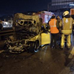Kadık&ouml;y'de seyir halindeki l&uuml;ks otomobil alev topuna d&ouml;nd&uuml;