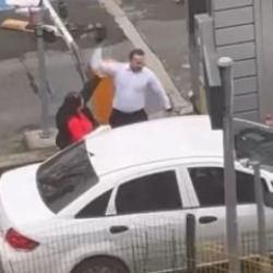 Kadık&ouml;y&rsquo;de yol verme kavgası: Otomobilin aynasını kırdı