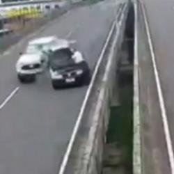 Kaputu kapatmak i&ccedil;in indi, k&ouml;pr&uuml;den d&uuml;şerek hayatını kaybetti