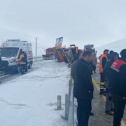 Kar k&uuml;reme aracı devrildi: 2 &ouml;l&uuml;!