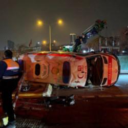 Kartal'da korkun&ccedil; kaza! Ambulans ile cip kafa kafaya &ccedil;arpıştı: O anlar kamerada