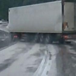 Kayganlaşan yolda kayan tır y&uuml;rekleri ağza getirdi!