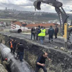 Kazı sırasında &ccedil;ukura d&uuml;şen iş&ccedil;i kurtarıldı