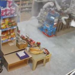 Kırıkkale'de market dolabı bomba gibi patladı: O anlar kamerada