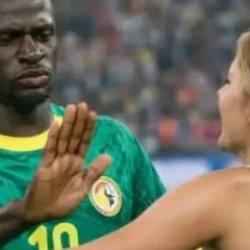 Kıyafeti sebebiyle Mane'ye sarılamamıştı: M&uuml;sl&uuml;man yıldız taraftarın g&ouml;nl&uuml;n&uuml; aldı