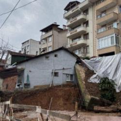 Kocaeli'de istinat duvarı yıkıldı: 2 bina boşaltıldı