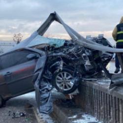 Kocaeli'de korkun&ccedil; kaza! 25 metre bariyerleri koparan ara&ccedil; asılı kaldı