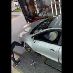 Lastiğe attığı tekme pahalıya patladı: Ekspertizde akılalmaz hava yastığı kazası