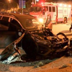 Maltepe'de iki otomobil kafa kafaya &ccedil;arpıştı: 6 yaralı